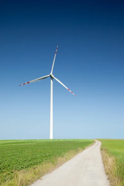 Windkraftanlage und Landstraße — Stockfoto