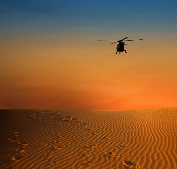 Helikopter över dersert — Stockfoto