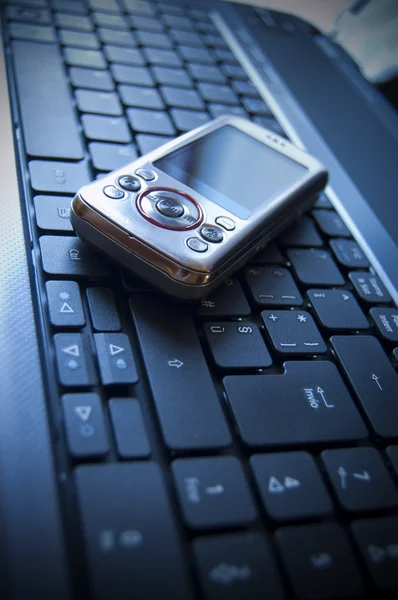 Cellulaire sur un ordinateur portable — Photo