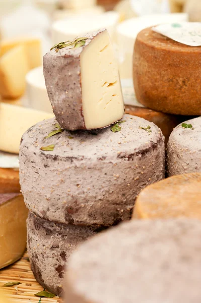 Сыр на рынке — стоковое фото