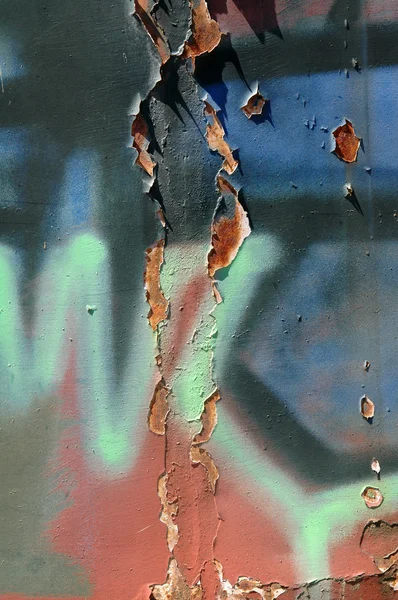 Μεταλλική επιφάνεια με σκουριά και γκράφιτι — Φωτογραφία Αρχείου