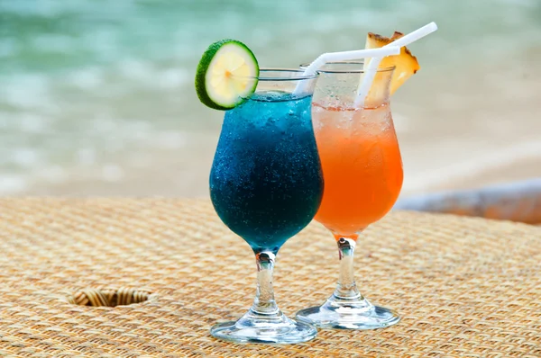Two glasses of coctails — Stock Photo, Image