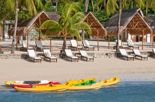 Barcos y canoas en una playa tropical — Foto de Stock