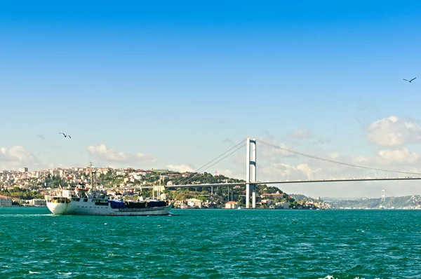 Ponte do Bósforo e um navio — Fotografia de Stock