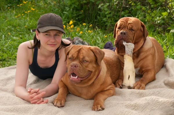 Junge Frau liegt mit zwei Hunden — Stockfoto