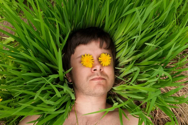 男子躺在草丛中 — 图库照片