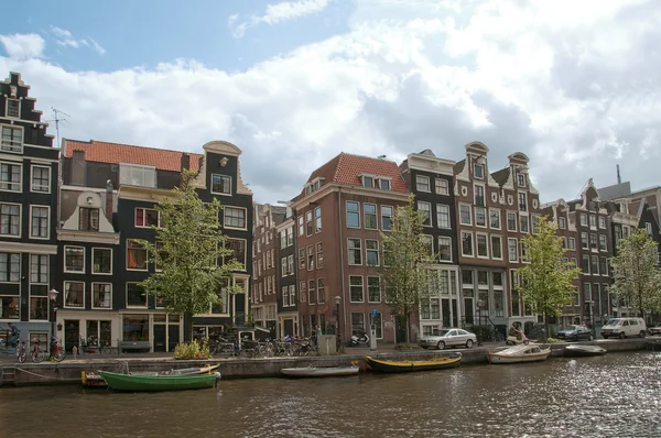 Un canal en Amsterdam —  Fotos de Stock