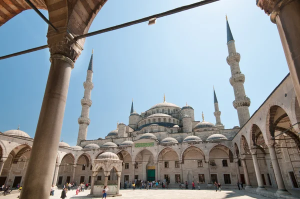 Sultan-Ahmet-Moschee am Sommertag — Stockfoto