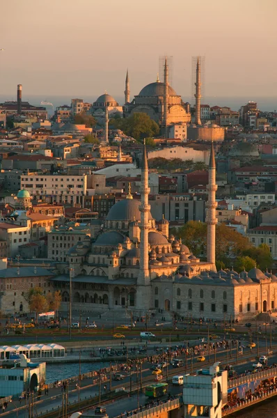 Visa till moskéerna från galata tower — Stockfoto