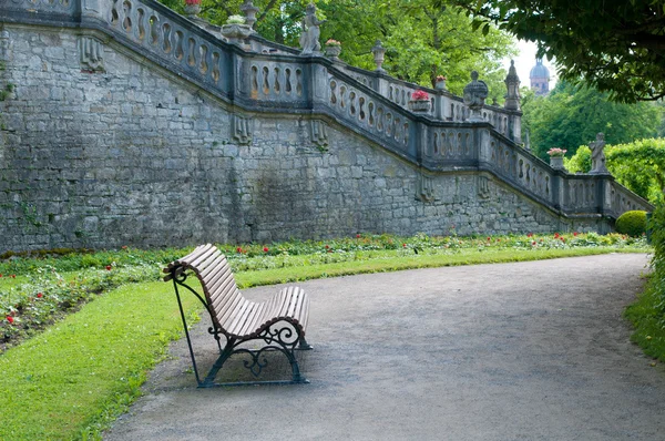 Panchina in un parco — Foto Stock