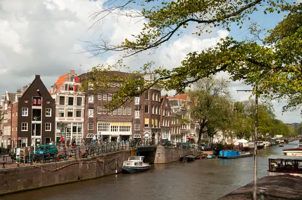 在阿姆斯特丹的通道视图 — 图库照片