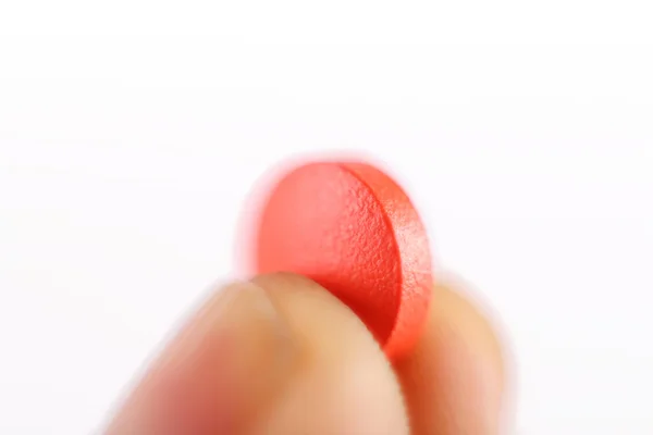 Mostrando una pillola rossa — Foto Stock