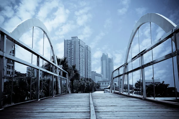 Мост, чтобы увидеть ландшафт города — стоковое фото