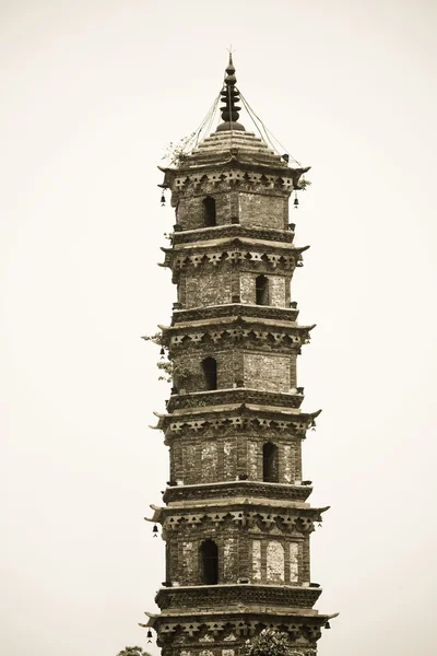 Кирпичная башня — стоковое фото