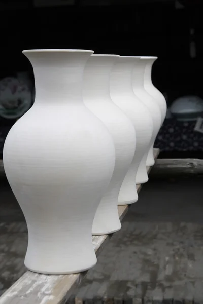 Secagem de vasos de porcelana em branco — Fotografia de Stock