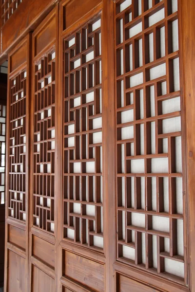 Китайские традиционные окна и двери — стоковое фото