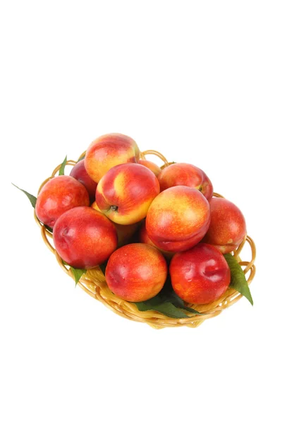 Персик в корзине — стоковое фото