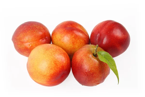 П'ять свіжих персиків — стокове фото