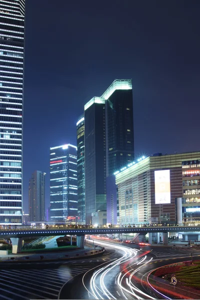 Natten staden landskap i kinesiska shanghai — Stockfoto