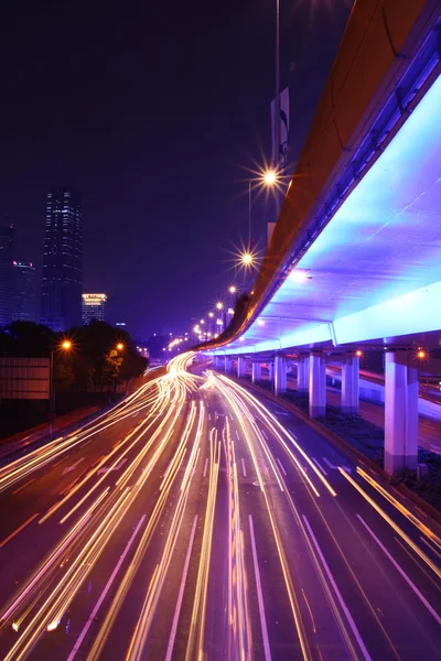 Huellas de luz de los coches en movimiento —  Fotos de Stock