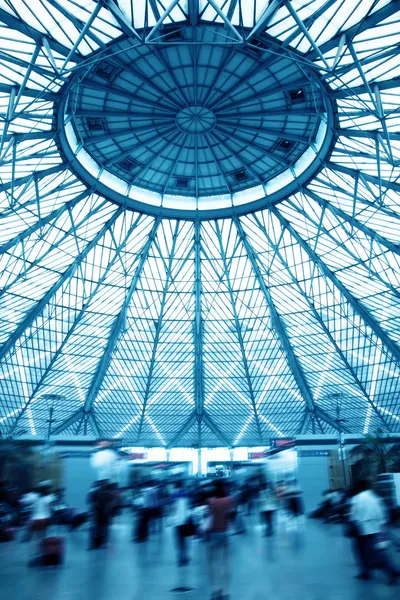 Edificio a cupola e passeggeri — Foto Stock