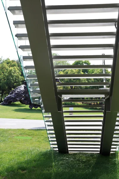 Uma escada de vidro no exterior — Fotografia de Stock