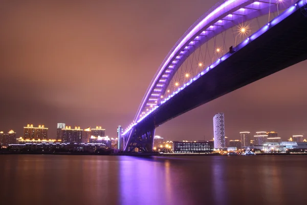 Vista notturna del ponte moderno — Foto Stock