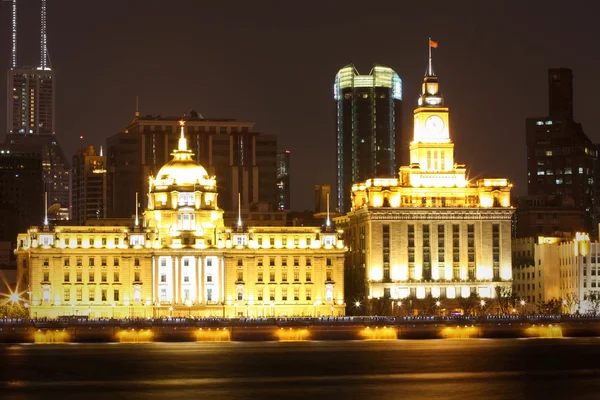 两个经典历史建筑物的上海 — 图库照片