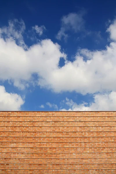 Brick wall with sky — Stock Photo, Image