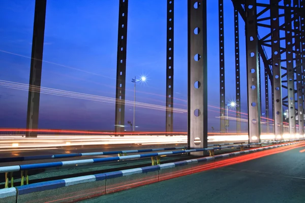 Lätta spår på upptagen bron — Stockfoto