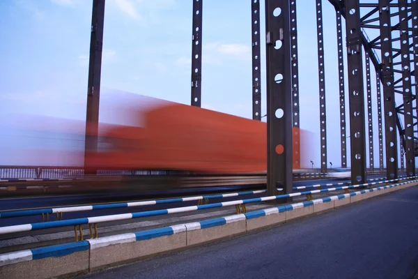 Tehergépkocsi-gondolta a híd — Stock Fotó