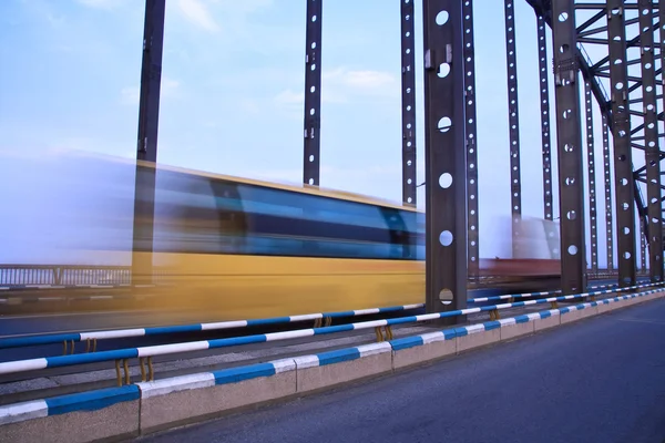 Автобус через мост — стоковое фото
