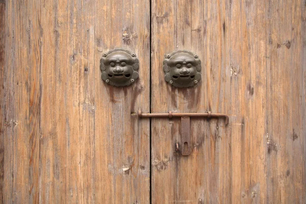 Čínská tradiční dřevěné dveře — Stock fotografie