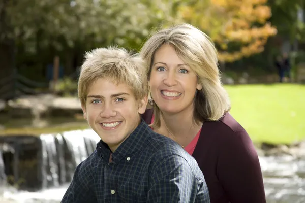 ママと息子の滝によって — ストック写真