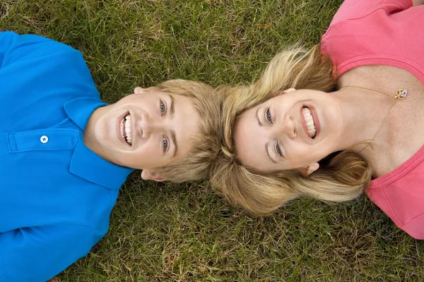 Mama i syn leżał w trawie — Zdjęcie stockowe