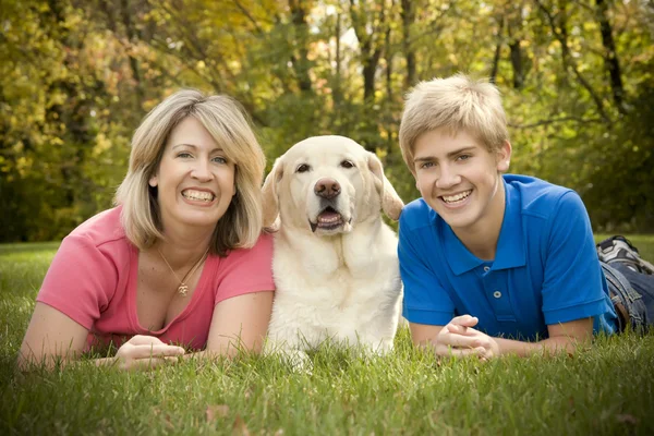 Οικογενειακό πορτρέτο με σκύλο Royalty Free Εικόνες Αρχείου