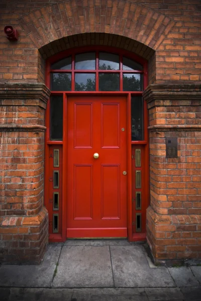 Kırmızı kapılı — Stok fotoğraf