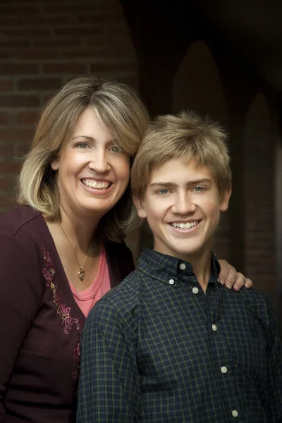 Anne ve genç oğlu portre