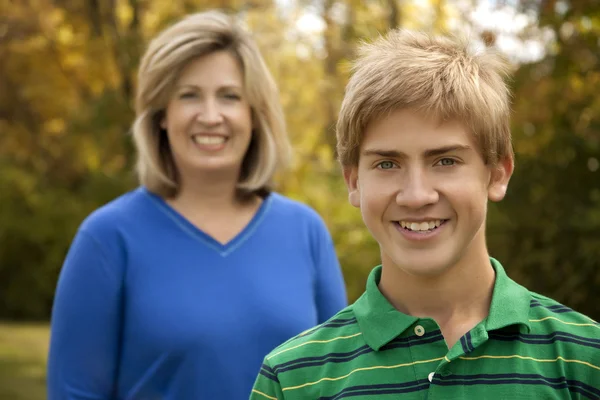 Anya és fia mosolyogva — Stock Fotó