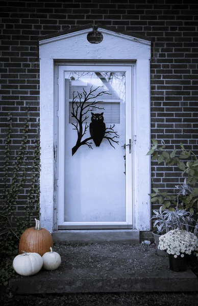 Bejárati ajtó otthon során halloween évad — Stock Fotó