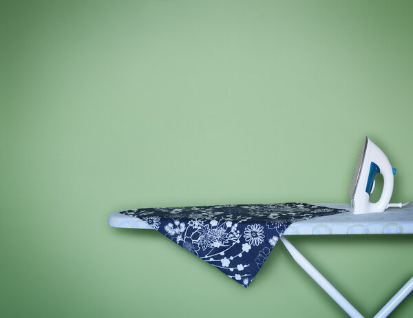 утюг на гладильной доске