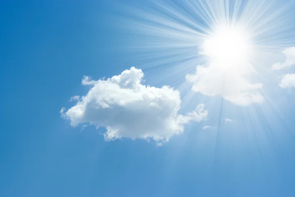 Солнечный свет на небе — стоковое фото