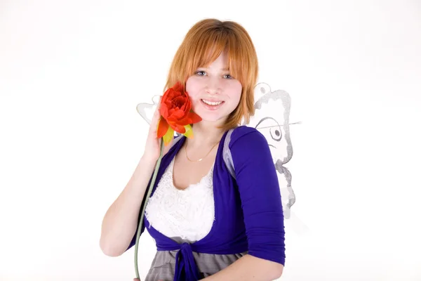 Усміхнена дівчина з квіткою — стокове фото