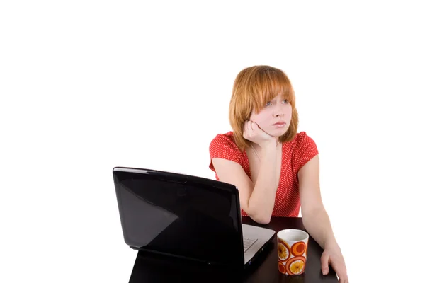 Hübsches Mädchen arbeitet am Laptop — Stockfoto