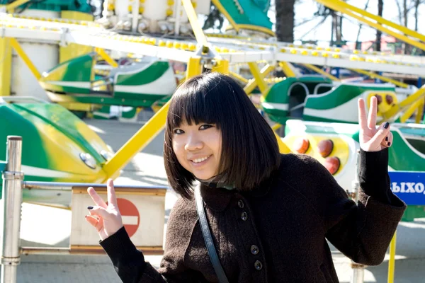 Grappig meisje in een amusement park — Stockfoto