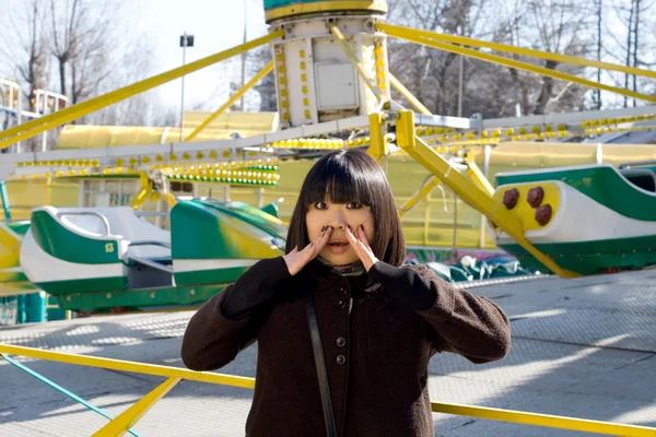 Chica divertida en un parque de diversiones —  Fotos de Stock