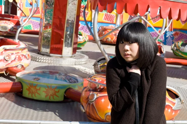 Grappig meisje in een amusement park — Stockfoto