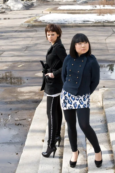 Két női barátok, séta a szabadtéri — Stock Fotó