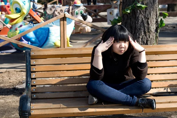 Chica divertida en un parque de diversiones — Foto de Stock