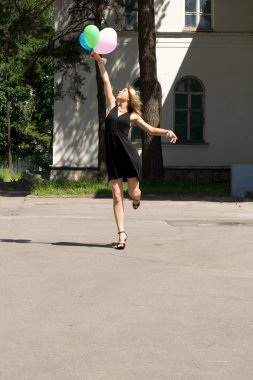 Balonlar ile neşeli kız